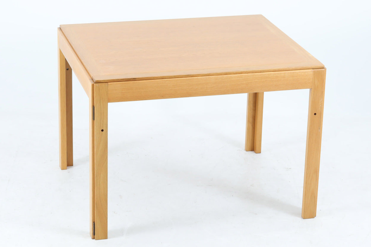 北欧より買い付けました。必要に応じて脚を折りたたんで収納できるモーエンセンならではの機能的なセンターテーブルです。希少なモデルですが、幅90cmは現地でも見かけたことの無い小ぶりで使い勝手の良いサイズ感です。良質なオーク材が使用されています。