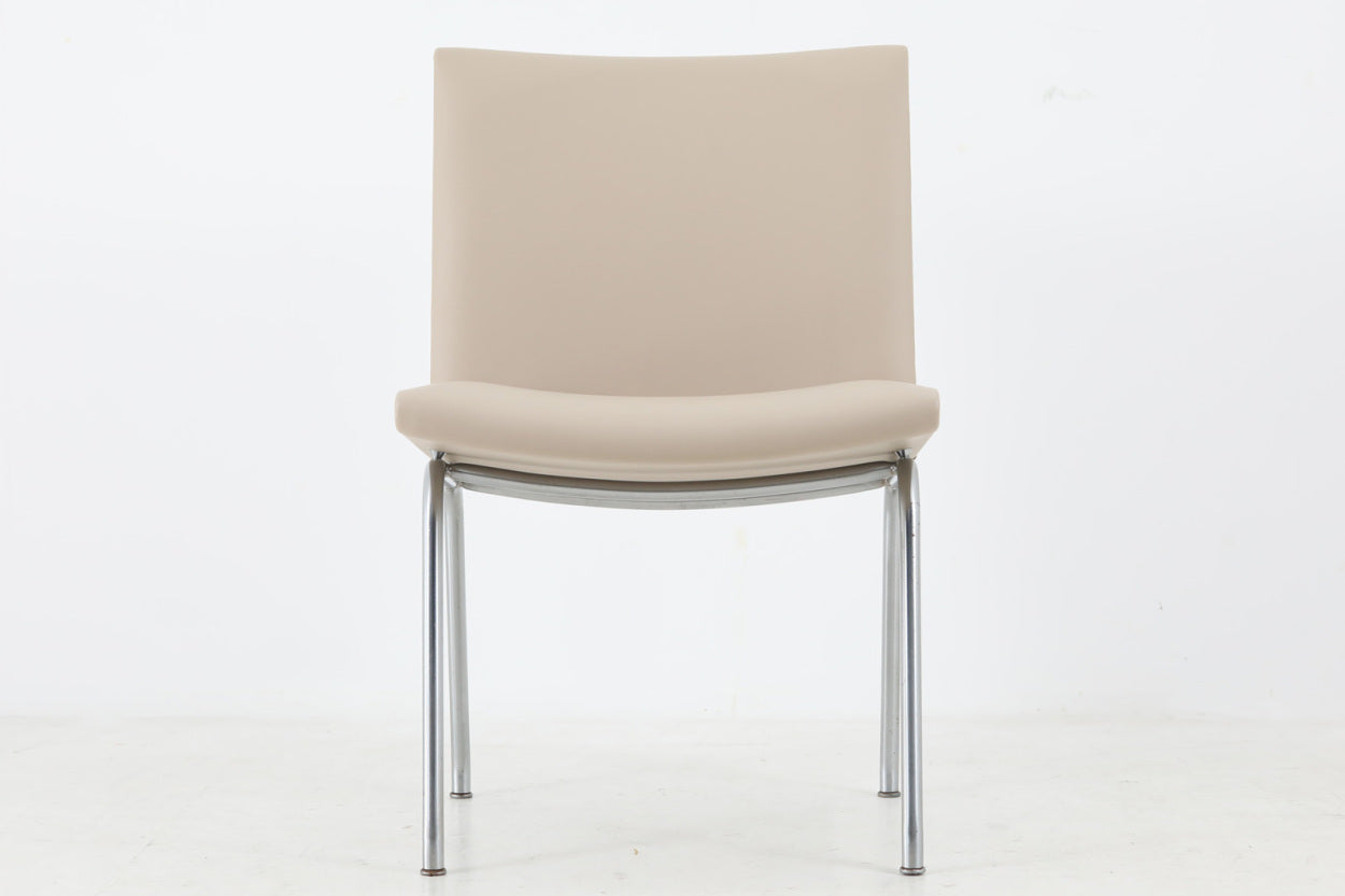 デンマークより買い付けた「JH38」です。デンマークの首都コペンハーゲン郊外にある「カストラップ国際空港」のためにデザインされたチェアです。不特定多数の使用に耐えるため金属フレームが用いられています。元々はAPStolen社(AP38)で製作されていましたが、AP社が廃業した後、ヨハネス・ハンセン社によってしばらく製造されていた物となります。※ヨハネス・ハンセン社も廃業しています。「カストラップ」シリーズは幾つかあり、こちらはイージーチェアタイプとなります。座面高が高めで、現地ではダイニングチェアとして使用されていました。