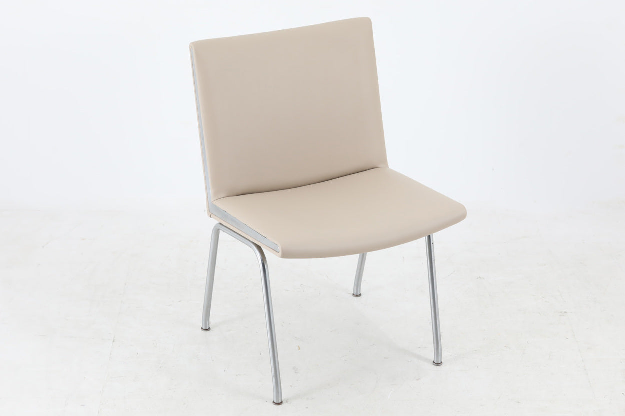 デンマークより買い付けた「JH38」です。デンマークの首都コペンハーゲン郊外にある「カストラップ国際空港」のためにデザインされたチェアです。不特定多数の使用に耐えるため金属フレームが用いられています。元々はAPStolen社(AP38)で製作されていましたが、AP社が廃業した後、ヨハネス・ハンセン社によってしばらく製造されていた物となります。※ヨハネス・ハンセン社も廃業しています。「カストラップ」シリーズは幾つかあり、こちらはイージーチェアタイプとなります。座面高が高めで、現地ではダイニングチェアとして使用されていました。