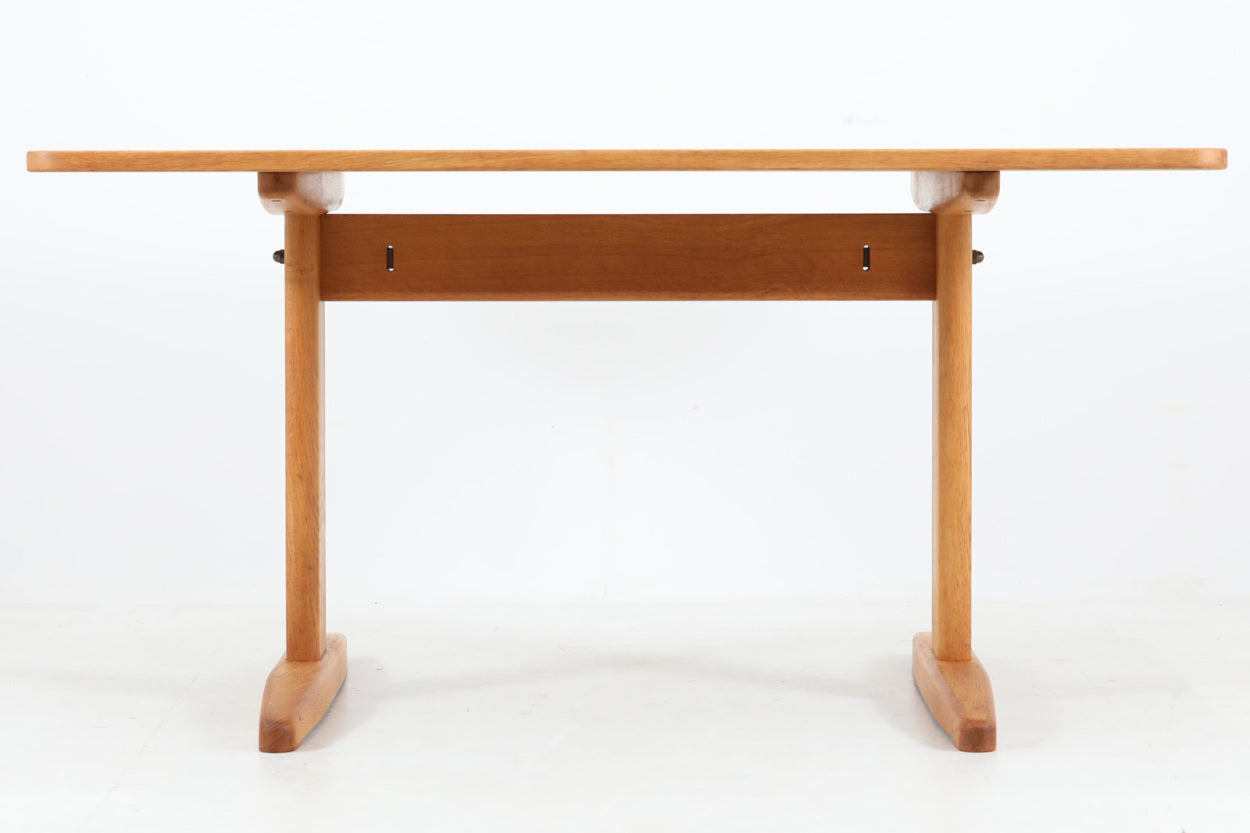 Borgemogensenデザインのシェーカースタイルのダイニングテーブルです。良質なオーク無垢材が使用されておりシンプルなデザインながらも大変美しいテーブルに仕上がっています。