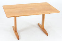 BorgeMogensenデザインのシェーカースタイルのダイニングテーブルです。良質なオーク無垢材が使用されておりシンプルなデザインながらも大変美しいテーブルに仕上がっています。