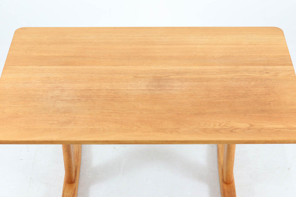 Borgemogensenデザインのシェーカースタイルのダイニングテーブルです。良質なオーク無垢材が使用されておりシンプルなデザインながらも大変美しいテーブルに仕上がっています。