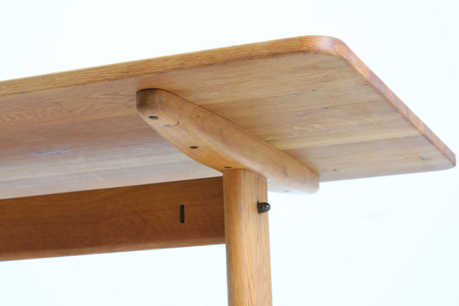 BorgeMogensenデザインのシェーカースタイルのダイニングテーブルです。良質なオーク無垢材が使用されておりシンプルなデザインながらも大変美しいテーブルに仕上がっています。