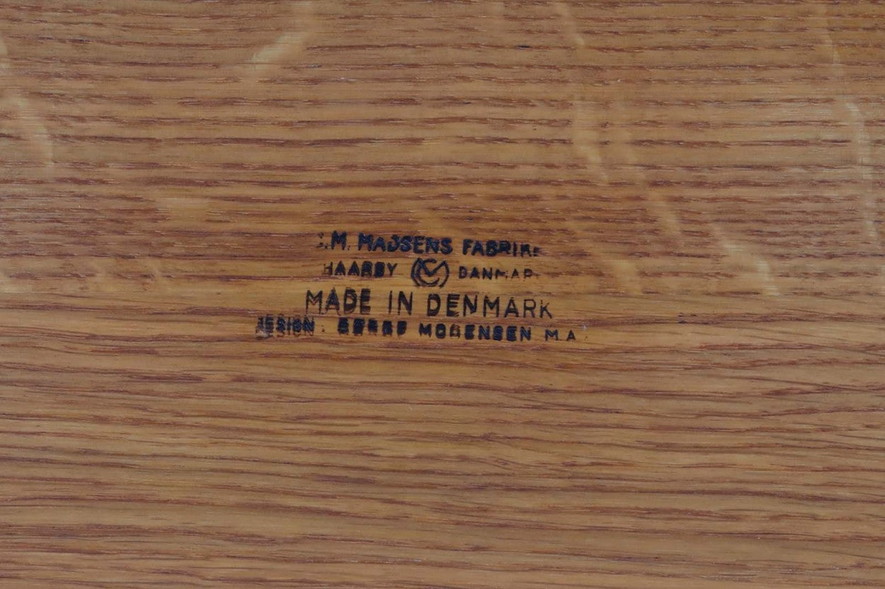 Borgemogensenデザインのシェーカースタイルのダイニングテーブルです。良質なオーク無垢材が使用されておりシンプルなデザインながらも大変美しいテーブルに仕上がっています。