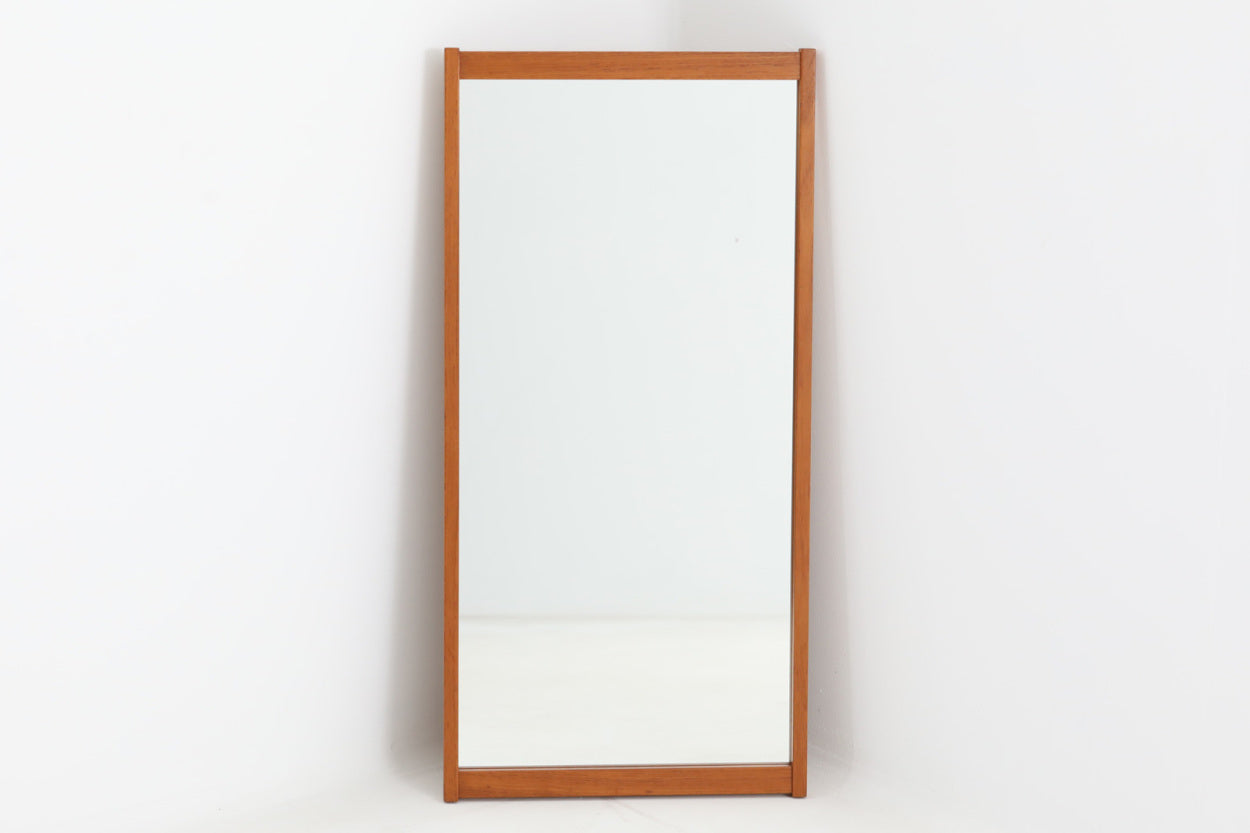 北欧より買い付けたビンテージミラーです。フレームには良質なチーク材使用されており、高級感がございます。背面に壁掛け用の金具がございますので、壁面に立て掛けるだけでなく、壁面に掛けてもご使用いただけます。