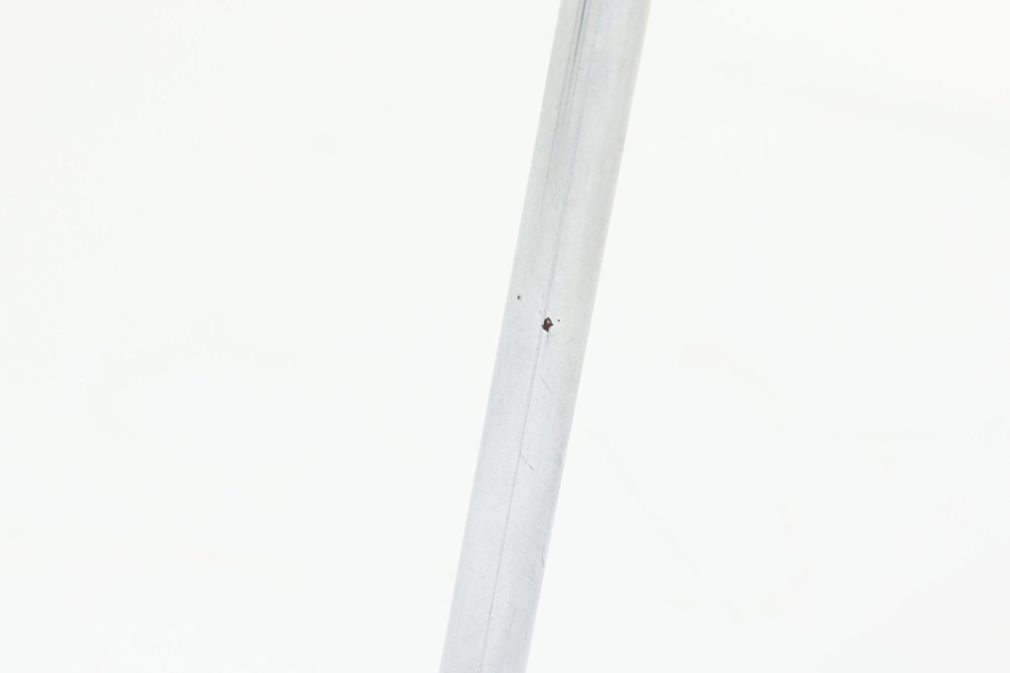 北欧より買い付けました。ArneJacobsenデザインの「Ｔチェア」です。正しく座れる様に子供用にデザインされています。現在は生産されていない為ビンテージ品のみ入手可能です。チーク材のモデルです。座面裏カバーは新品のプラスチックカバーに変更されています。