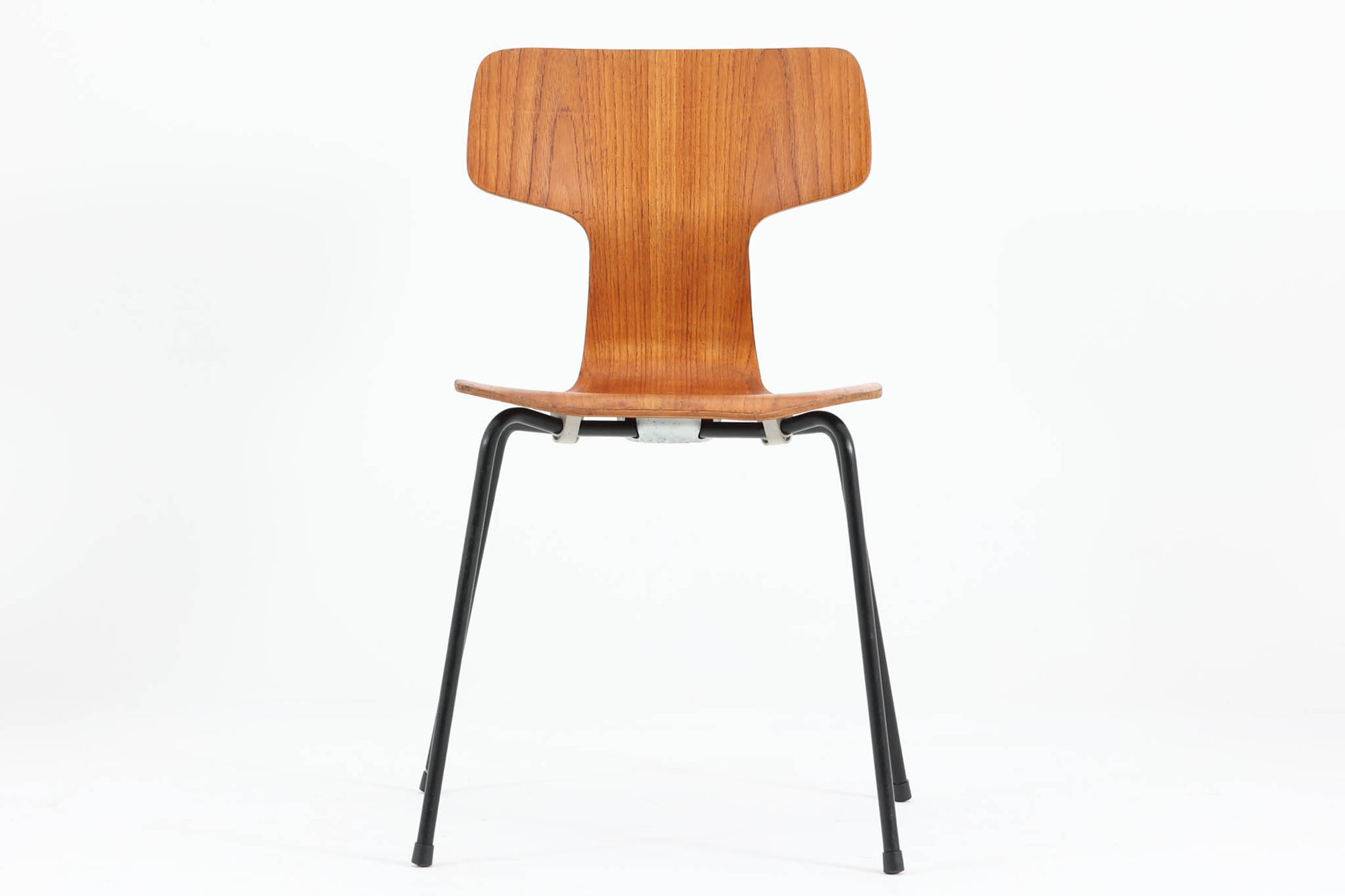 北欧より買い付けました。ArneJacobsenデザインの「Ｔチェア」です。正しく座れる様に子供用にデザインされています。現在は生産されていない為ビンテージ品のみ入手可能です。チーク材のモデルです。座面裏の刻印はビンテージ品ならではのメタルカバーです。