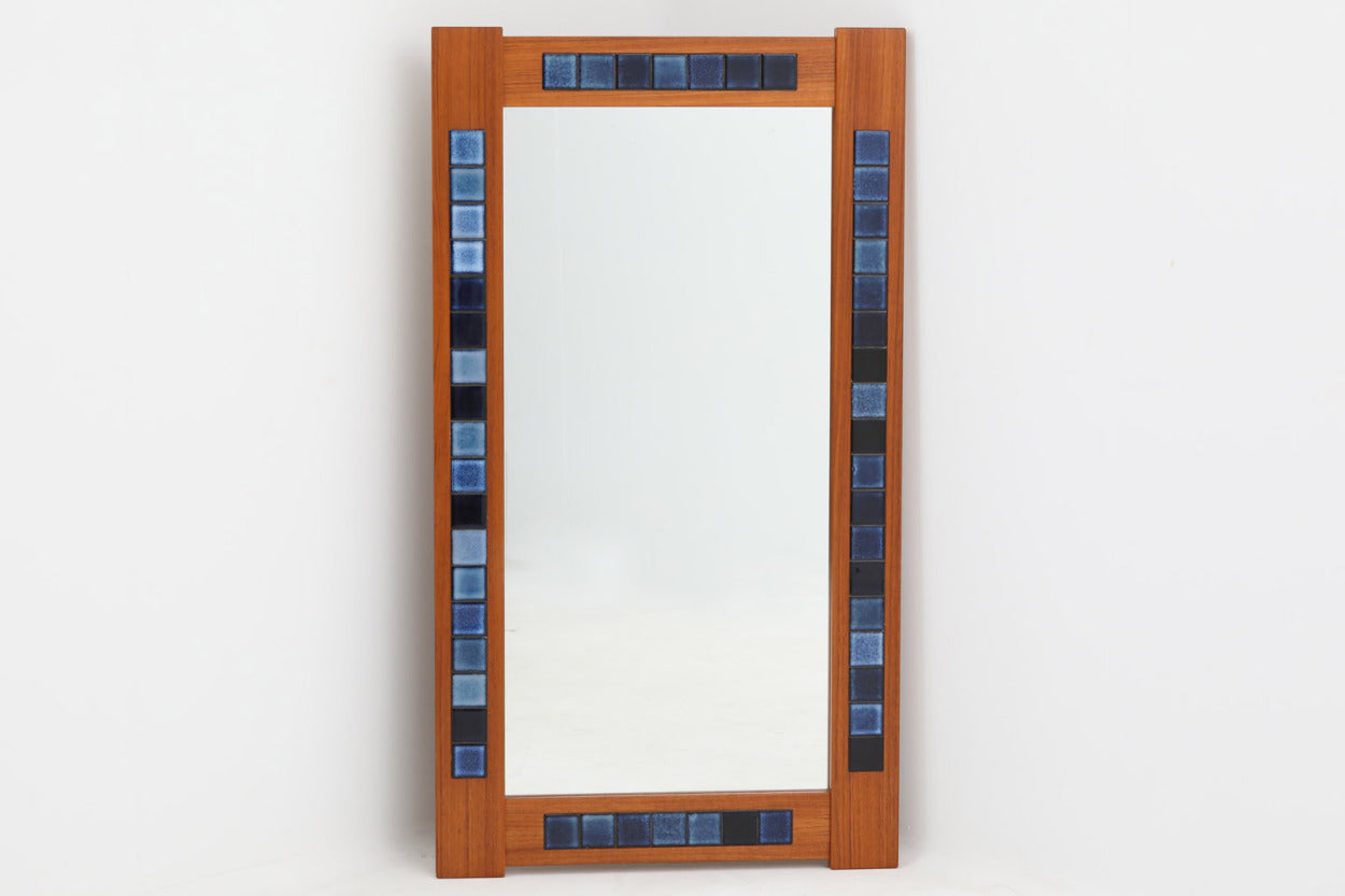 北欧より買い付けたビンテージミラーです。希少なチーク材フレームに淡い色味のタイルが使用されており、落ち着いた雰囲気を感じさせてくれます。