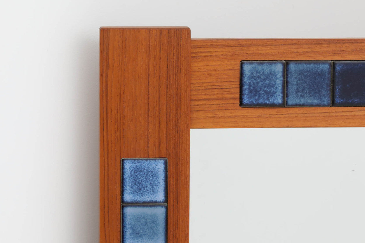 北欧より買い付けたビンテージミラーです。希少なチーク材フレームに淡い色味のタイルが使用されており、落ち着いた雰囲気を感じさせてくれます。