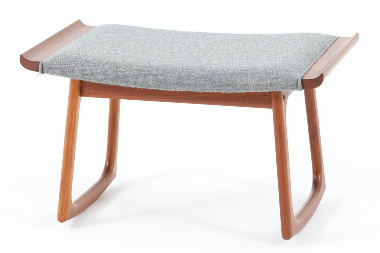 デンマークの名工「KOmFORT」社によるロッキングフットスツールです。お気に入りのソファの近くに置いてオットマンとしてもご使用いただけます。良質なチーク材が使用されておりビンテージ品ならではのデザイン性の高い商品です。