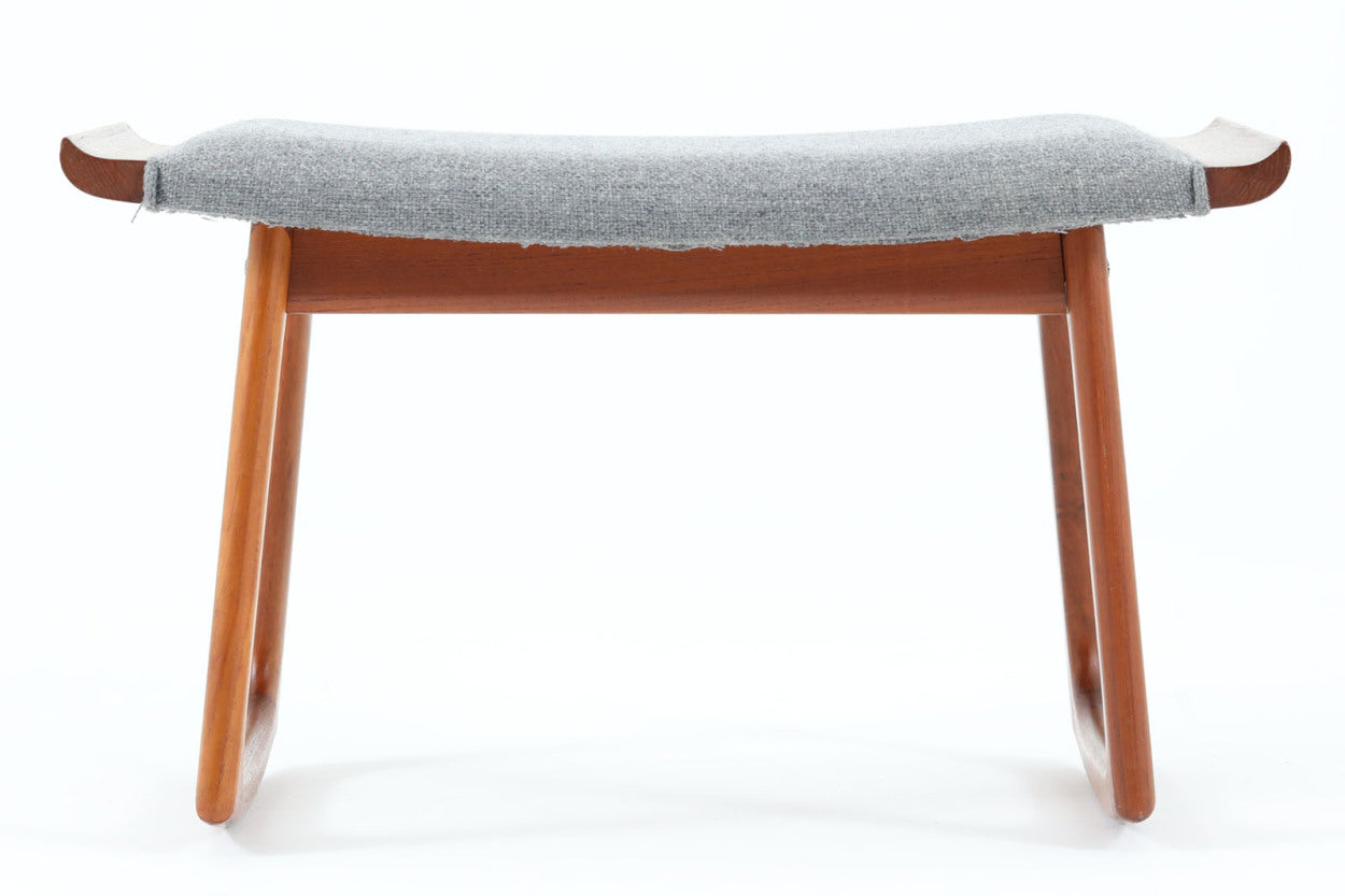 デンマークの名工「KOmFORT」社によるロッキングフットスツールです。お気に入りのソファの近くに置いてオットマンとしてもご使用いただけます。良質なチーク材が使用されておりビンテージ品ならではのデザイン性の高い商品です。