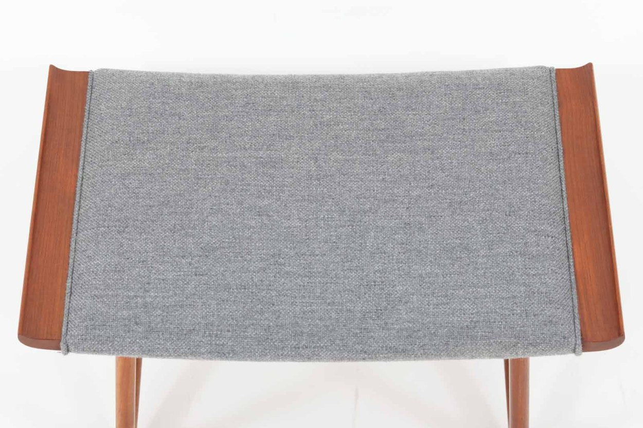 デンマークの名工「KOmFORT」社によるロッキングフットスツールです。お気に入りのソファの近くに置いてオットマンとしてもご使用いただけます。良質なチーク材が使用されておりビンテージ品ならではのデザイン性の高い商品です。