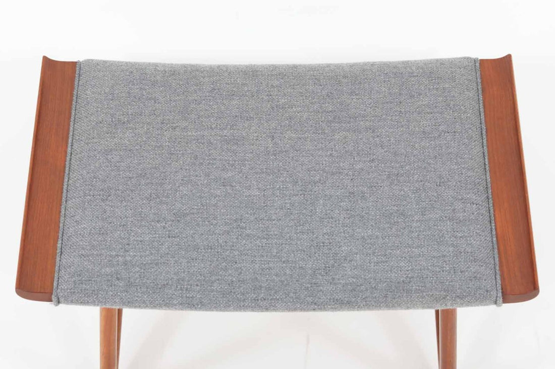 デンマークの名工「KOmFORT」社によるロッキングフットスツールです。お気に入りのソファの近くに置いてオットマンとしてもご使用いただけます。良質なチーク材が使用されておりビンテージ品ならではのデザイン性の高い商品です。