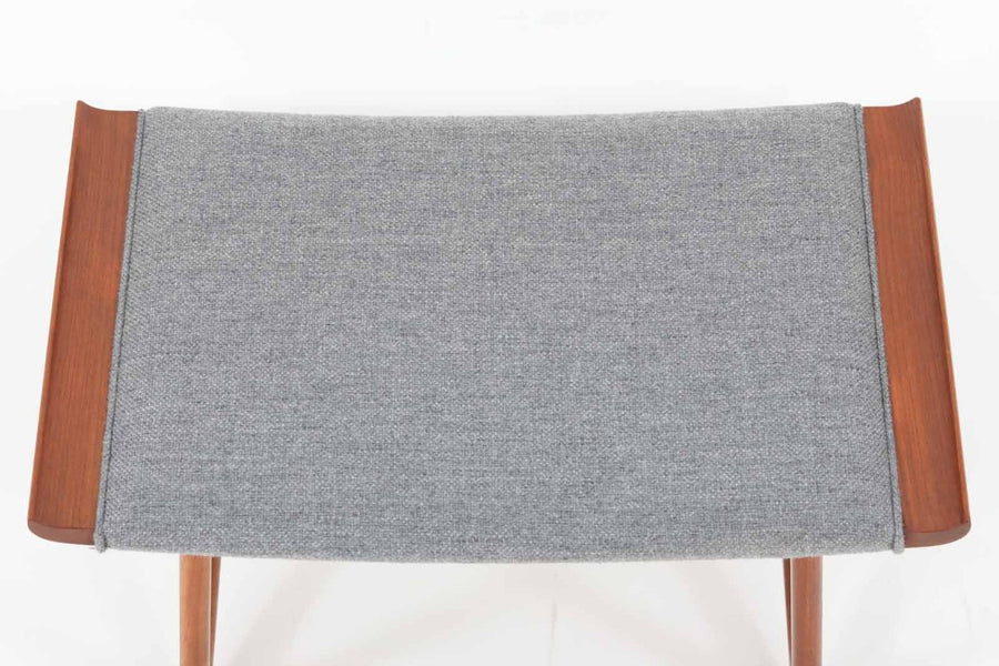 デンマークの名工「KOmFORT」社によるロッキングフットスツールです。お気に入りのソファの近くに置いてオットマンとしてもご使用いただけます。良質なチーク材が使用されておりビンテージ品ならではのデザイン性の高い商品です。