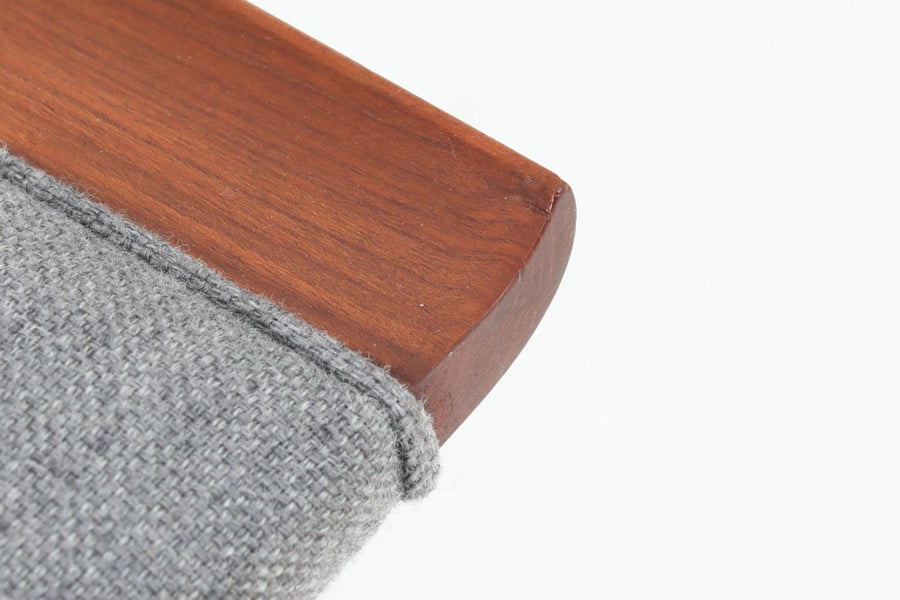 デンマークの名工「KOmFORT」社によるロッキングフットスツールです。お気に入りのソファの近くに置いてオットマンとしてもご使用いただけます。良質なチーク材が使用されておりビンテージ品ならではのデザイン性の高い商品です。