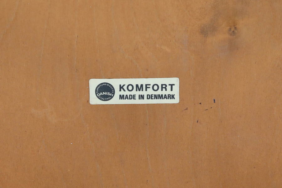 デンマークの名工「KOMFORT」社によるロッキングフットスツールです。お気に入りのソファの近くに置いてオットマンとしてもご使用いただけます。良質なチーク材が使用されておりビンテージ品ならではのデザイン性の高い商品です。