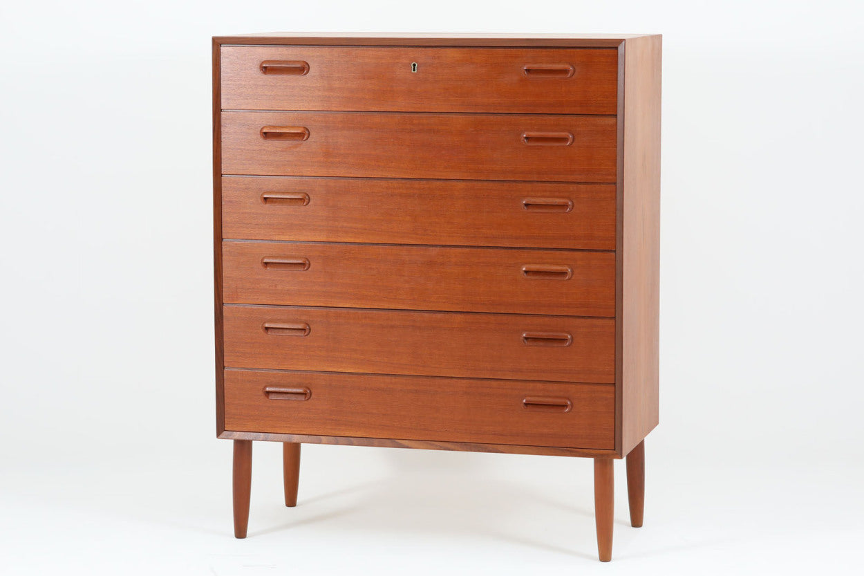 デンマークより買い付けた6段チェストです。縁や脚など拘りを感じられる作品です。小ぶりな取手はグリップ感も良く、全体的にはすっきりとした印象を受けます。