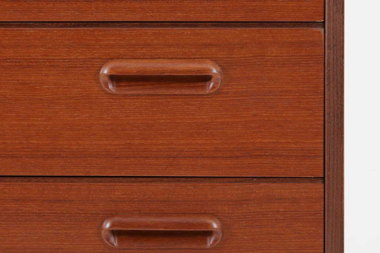デンマークより買い付けた6段チェストです。縁や脚など拘りを感じられる作品です。小ぶりな取手はグリップ感も良く、全体的にはすっきりとした印象を受けます。