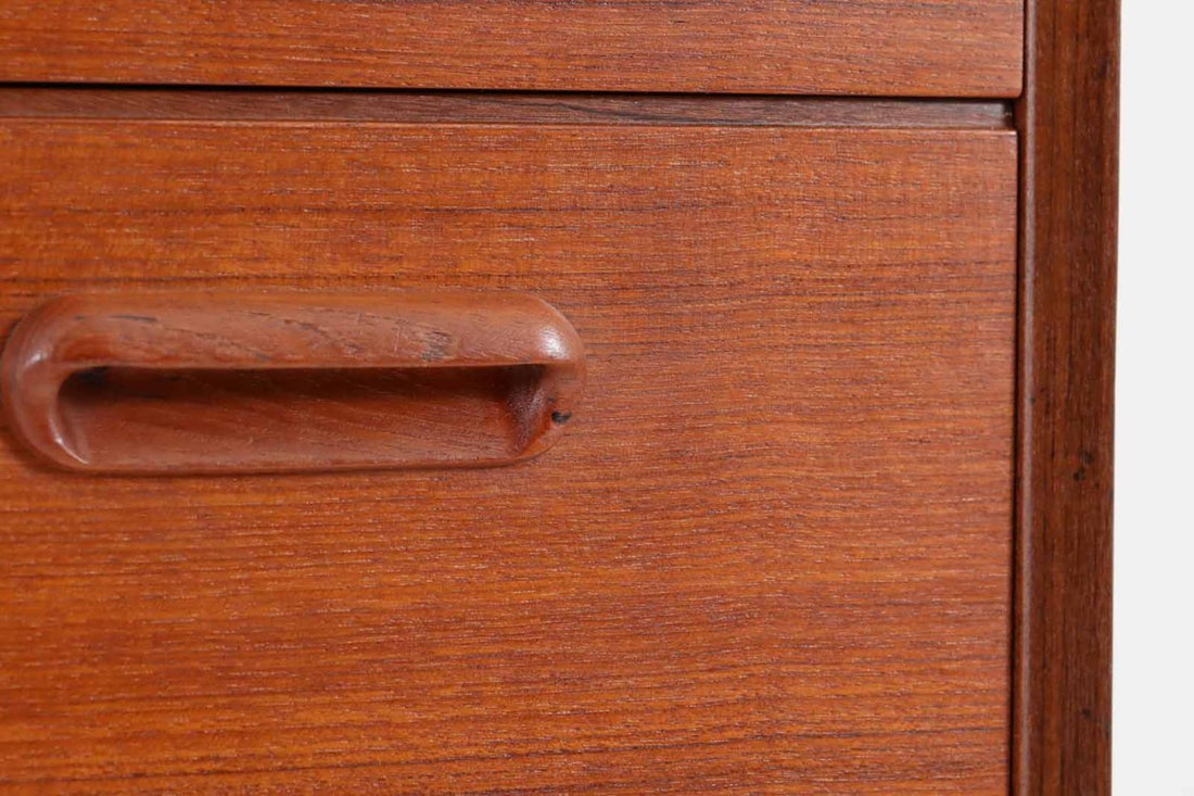 デンマークより買い付けた6段チェストです。縁や脚など拘りを感じられる作品です。小ぶりな取手はグリップ感も良く、全体的にはすっきりとした印象を受けます。