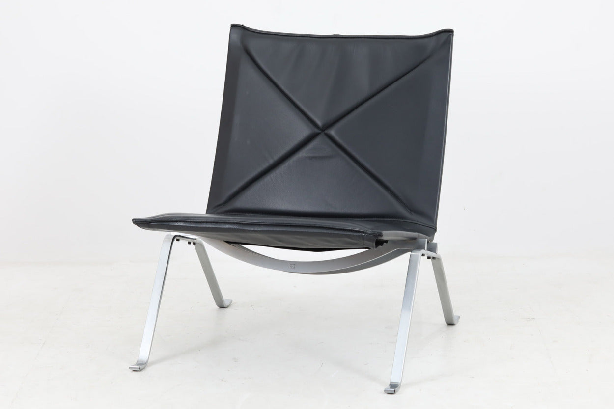 現在はFritzHansen社で製造がございますが、こちら1956〜1981年の間にE.KoldChristensen社に製造された初期の希少なモデルです。スタイリッシュなデザインで、空間を圧迫することなく、座ると座面の傾斜によって落ち着いた座り心地を感じる事が出来ます。