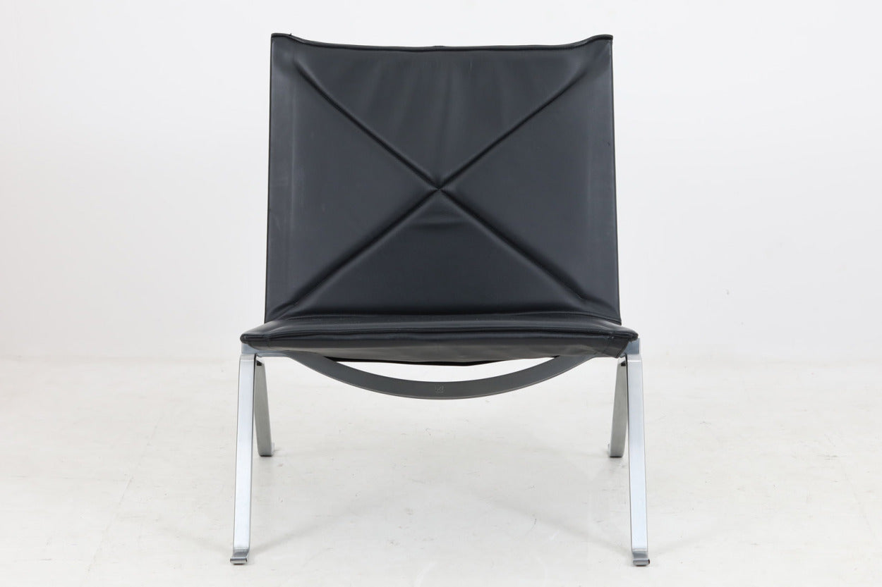 現在はFritzHansen社で製造がございますが、こちら1956〜1981年の間にE.KoldChristensen社に製造された初期の希少なモデルです。スタイリッシュなデザインで、空間を圧迫することなく、座ると座面の傾斜によって落ち着いた座り心地を感じる事が出来ます。