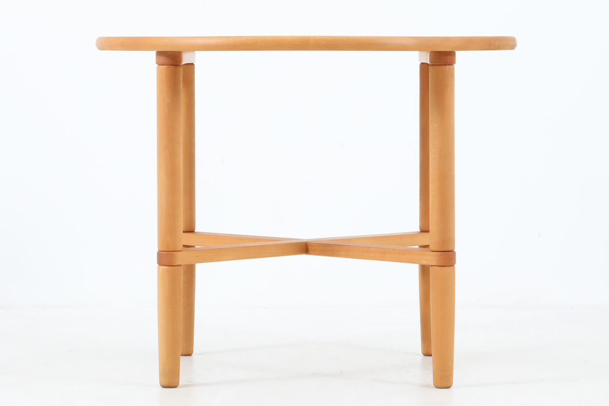 デンマークより買い付けた円形のセンターテーブルです。贅沢に良質なビーチ無垢材が使用されています。名工「Haslev」社の物で、シンプルながらもしっかりとした造りを感じます。