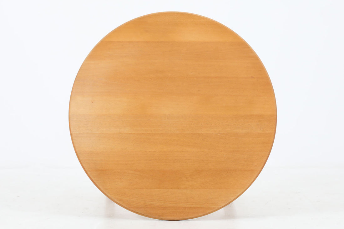 デンマークより買い付けた円形のセンターテーブルです。贅沢に良質なビーチ無垢材が使用されています。名工「Haslev」社の物で、シンプルながらもしっかりとした造りを感じます。