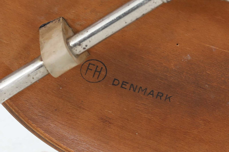 FritzHansen社製のスツールです。現行品には無い、3本脚の古いモデルです。座面はチーク材の希少な物です。