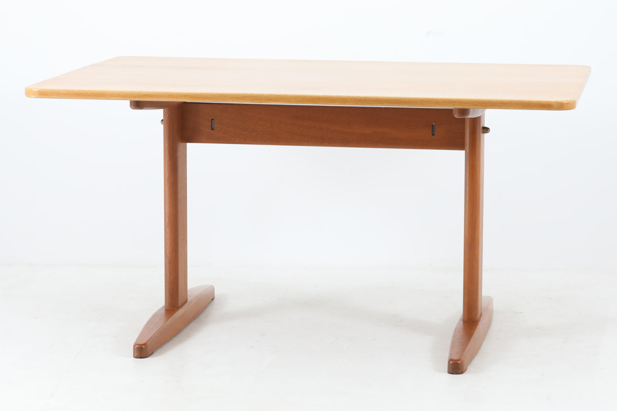 Borgemogensenデザインのダイニングテーブルです。良質なオーク無垢材が使用されておりシンプルなデザインながらも大変美しいテーブルに仕上がっています。