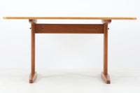 BorgeMogensenデザインのダイニングテーブルです。良質なオーク無垢材が使用されておりシンプルなデザインながらも大変美しいテーブルに仕上がっています。