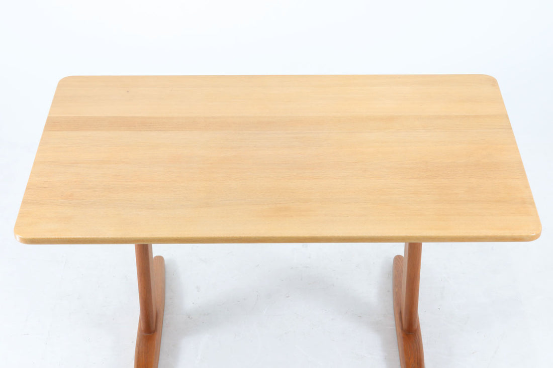 BorgeMogensenデザインのダイニングテーブルです。良質なオーク無垢材が使用されておりシンプルなデザインながらも大変美しいテーブルに仕上がっています。