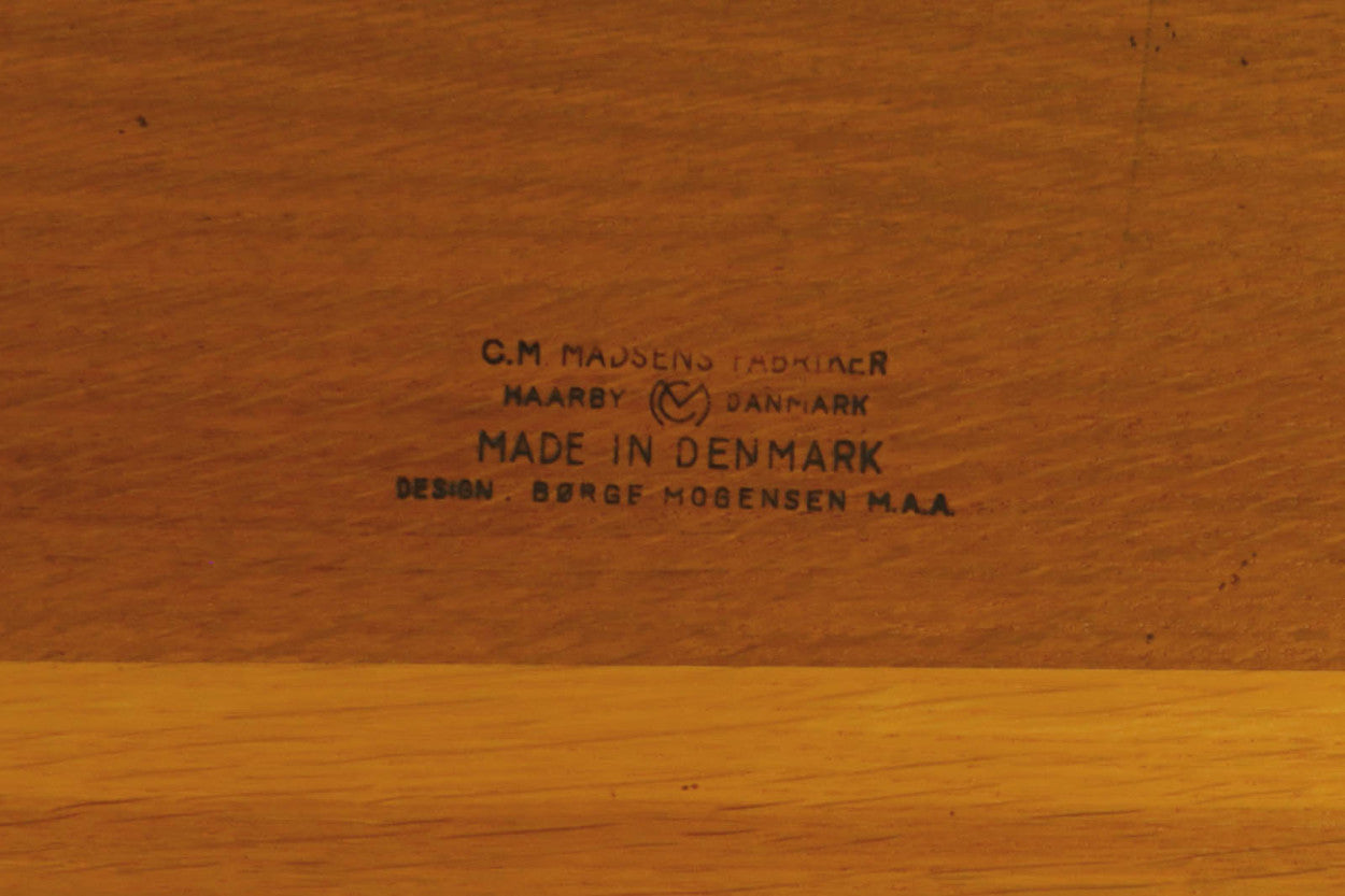 Borgemogensenデザインのダイニングテーブルです。良質なオーク無垢材が使用されておりシンプルなデザインながらも大変美しいテーブルに仕上がっています。