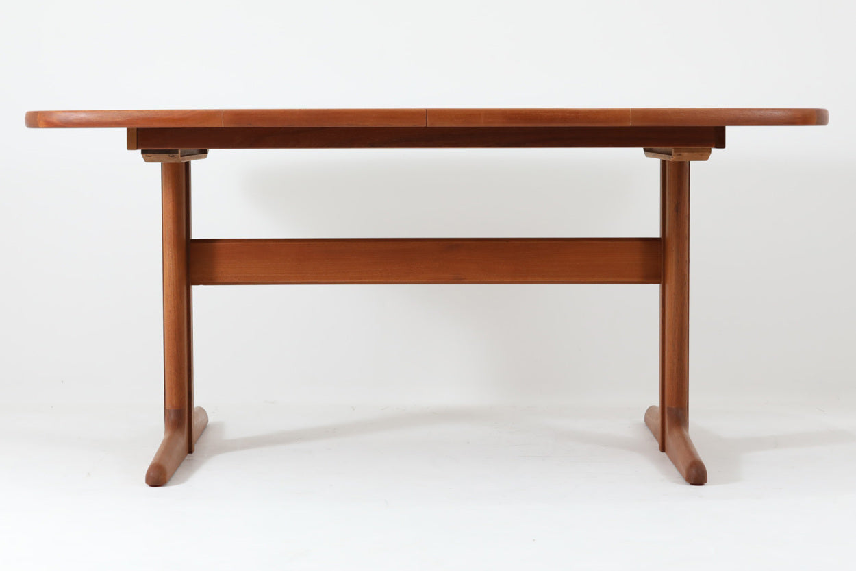 デンマークを代表する家具メーカー"Skovby社"ならではの重厚でクオリティーの高い商品です。本体とは別に拡張板が2枚付属します。用途に合わせて、両サイドを引っ張っていただければ、簡単に天板の大きさを十分に拡張可能です。良質なチーク材が仕様されており高級感がございます。