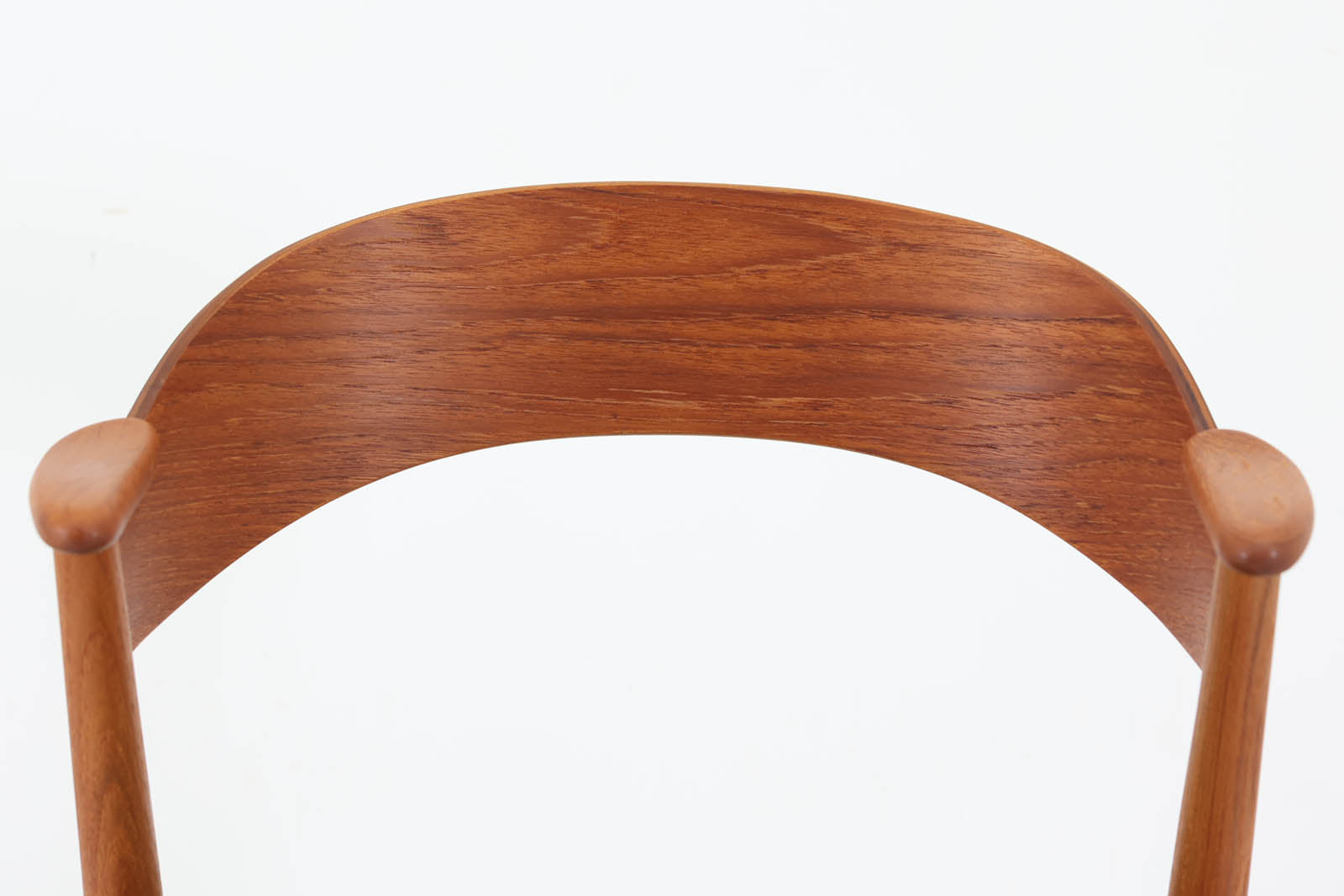 "カイ・クリスチャンセン"デザインのアームチェアです。ちょこんと付いたハーフアームが特徴的です。ダイニングテーブルにも綺麗に収まります。良質なチーク材が使用されており、明るい色味が魅力。座面は張替え済みです。併せて内部のウレタンも厚みのある物に交換しておりますので快適な座り心地です。