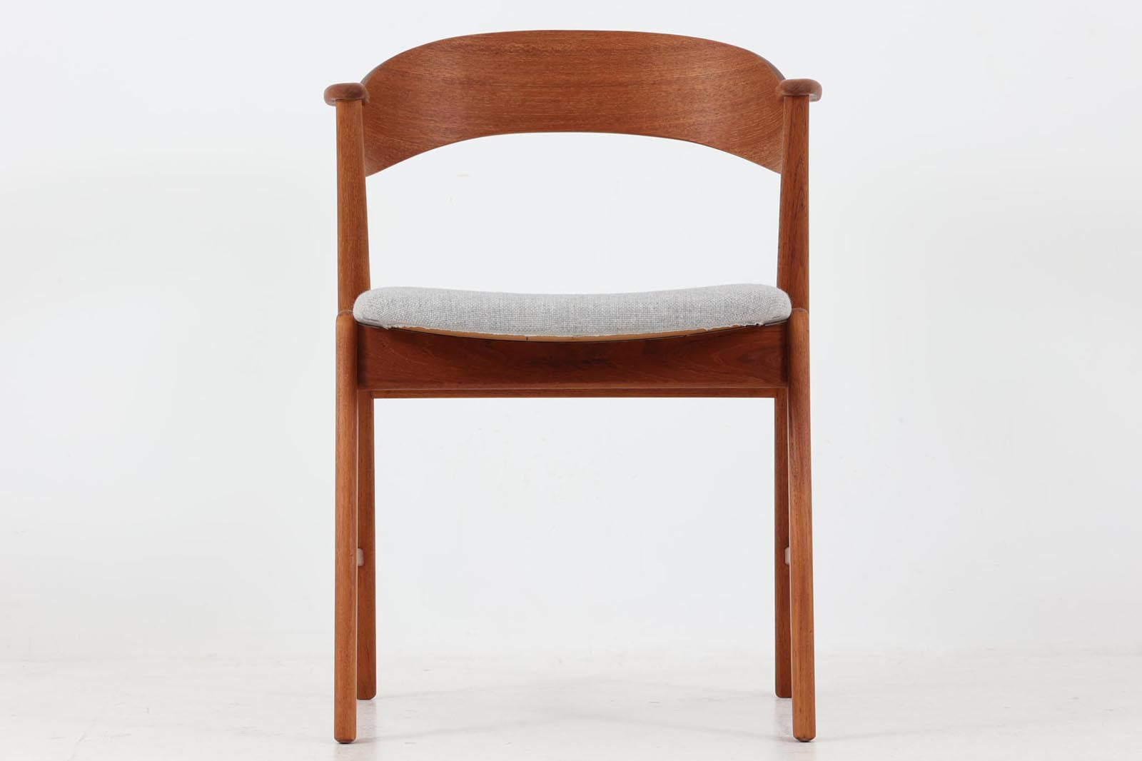 "カイ・クリスチャンセン"デザインのアームチェアです。ちょこんと付いたハーフアームが特徴的です。ダイニングテーブルにも綺麗に収まります。良質なチーク材が使用されており、明るい色味が魅力。座面は張替え済みです。併せて内部のウレタンも厚みのある物に交換しておりますので快適な座り心地です。