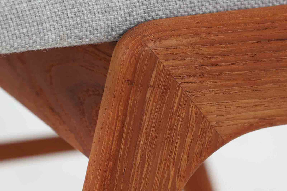 "カイ・クリスチャンセン"デザインのアームチェアです。ちょこんと付いたハーフアームが特徴的です。ダイニングテーブルにも綺麗に収まります。良質なチーク材が使用されており、明るい色味が魅力。座面は張替え済みです。併せて内部のウレタンも厚みのある物に交換しておりますので快適な座り心地です。