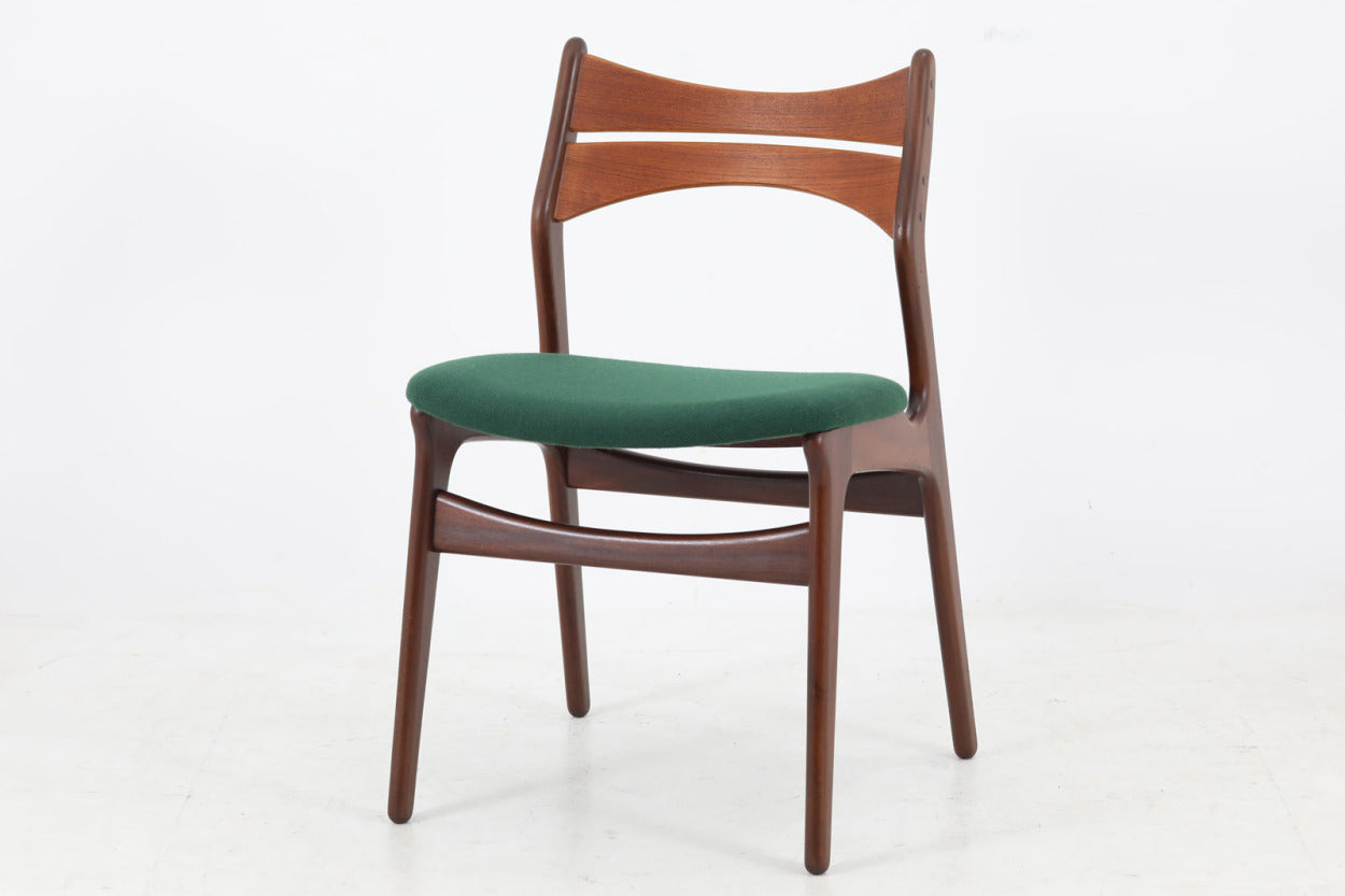 ErikBuchによりデザインされたmodel310チェアです。スリットの入った背もたれが特徴的なデザインです。確かな造りの証明として、DANISHの刻印が御座います。