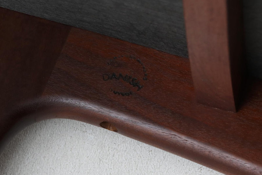 ErikBuchによりデザインされたmodel310チェアです。スリットの入った背もたれが特徴的なデザインです。確かな造りの証明として、DANISHの刻印が御座います。