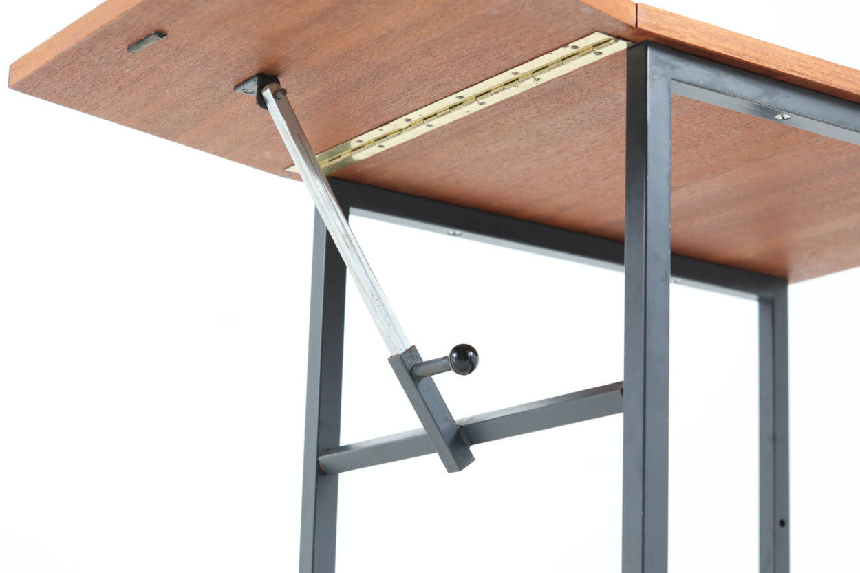 デンマークで買い付けました。天板の大きさは拡張出来、キャスターも付属していますので、使い勝手が良さそうです。