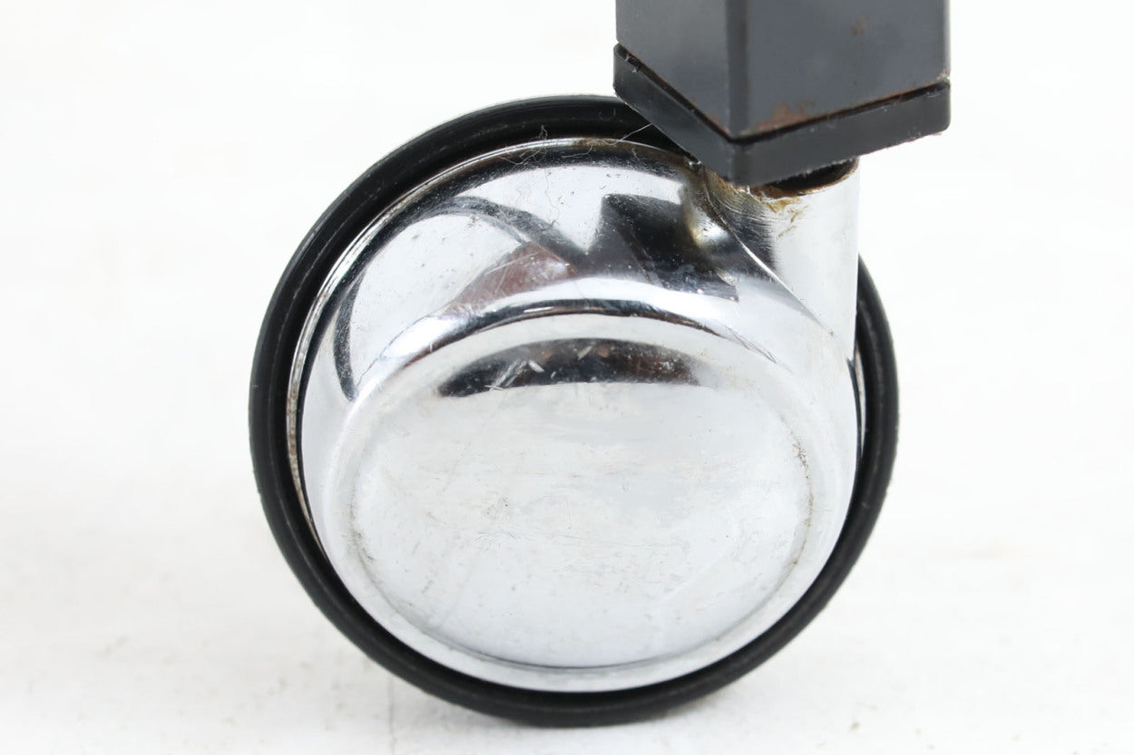 デンマークで買い付けました。天板の大きさは拡張出来、キャスターも付属していますので、使い勝手が良さそうです。