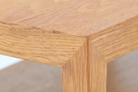北欧より買い付けたサイドテーブルです。天板と脚の角はトメ加工が施されています。SeverinHansenJr.の代表的なデザインです。棚付きの使い勝手が良い商品です。オーク材の希少なモデルです。