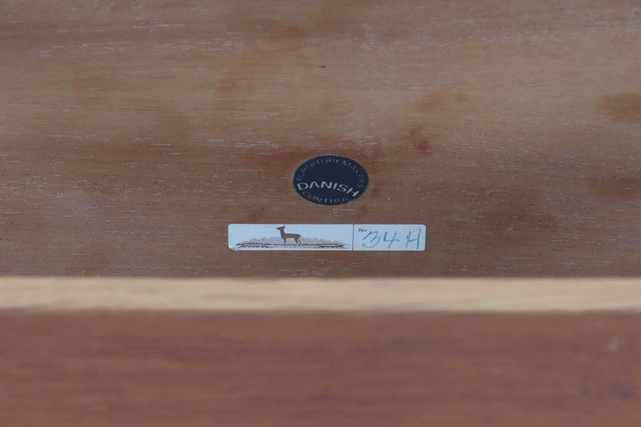 北欧より買い付けたサイドテーブルです。天板と脚の角はトメ加工が施されています。SeverinHansenJr.の代表的なデザインです。棚付きの使い勝手が良い商品です。オーク材の希少なモデルです。