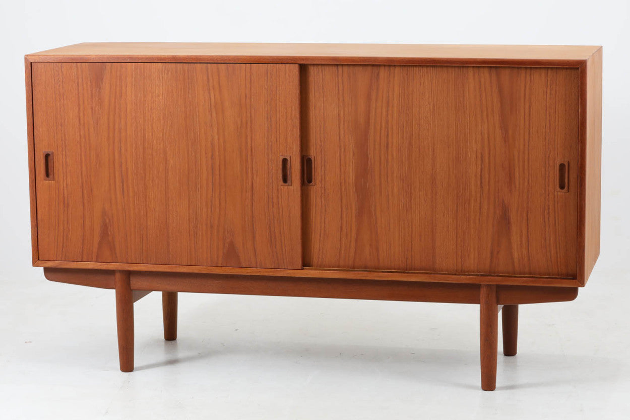 デンマークより買い付けた「Borgemogensen」デザインによるサイドボードです。デンマークの名工Soborg社によって作成された物です。現地でも中々手に入れる事が出来ないうえ、脚部がオーク材では無くチーク材が使用された希少なモデルです。飽きの来ない永くご使用いただけるシンプルなデザインです。置く場所を選ばない小ぶりなサイズ感で、使い勝手も良好です。