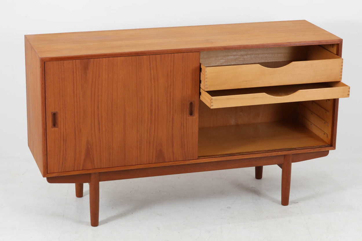 デンマークより買い付けた「Borgemogensen」デザインによるサイドボードです。デンマークの名工Soborg社によって作成された物です。現地でも中々手に入れる事が出来ないうえ、脚部がオーク材では無くチーク材が使用された希少なモデルです。飽きの来ない永くご使用いただけるシンプルなデザインです。置く場所を選ばない小ぶりなサイズ感で、使い勝手も良好です。
