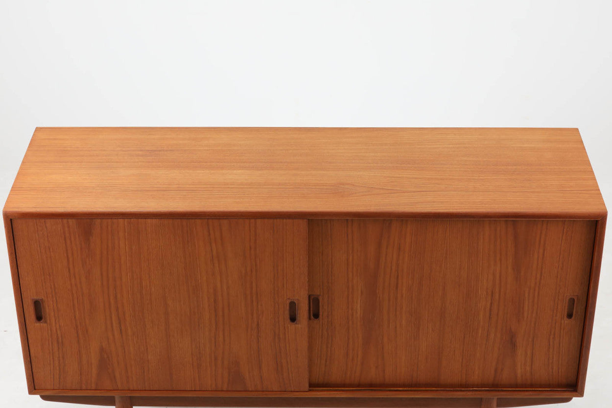 デンマークより買い付けた「Borgemogensen」デザインによるサイドボードです。デンマークの名工Soborg社によって作成された物です。現地でも中々手に入れる事が出来ないうえ、脚部がオーク材では無くチーク材が使用された希少なモデルです。飽きの来ない永くご使用いただけるシンプルなデザインです。置く場所を選ばない小ぶりなサイズ感で、使い勝手も良好です。