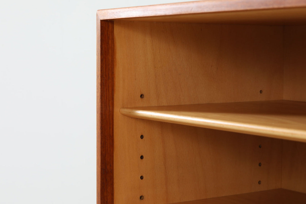 デンマークより買い付けた「Borgemogensen」デザインによるサイドボードです。デンマークの名工Soborg社によって作成された物です。現地でも中々手に入れる事が出来ないうえ、脚部がオーク材では無くチーク材が使用された希少なモデルです。飽きの来ない永くご使用いただけるシンプルなデザインです。置く場所を選ばない小ぶりなサイズ感で、使い勝手も良好です。