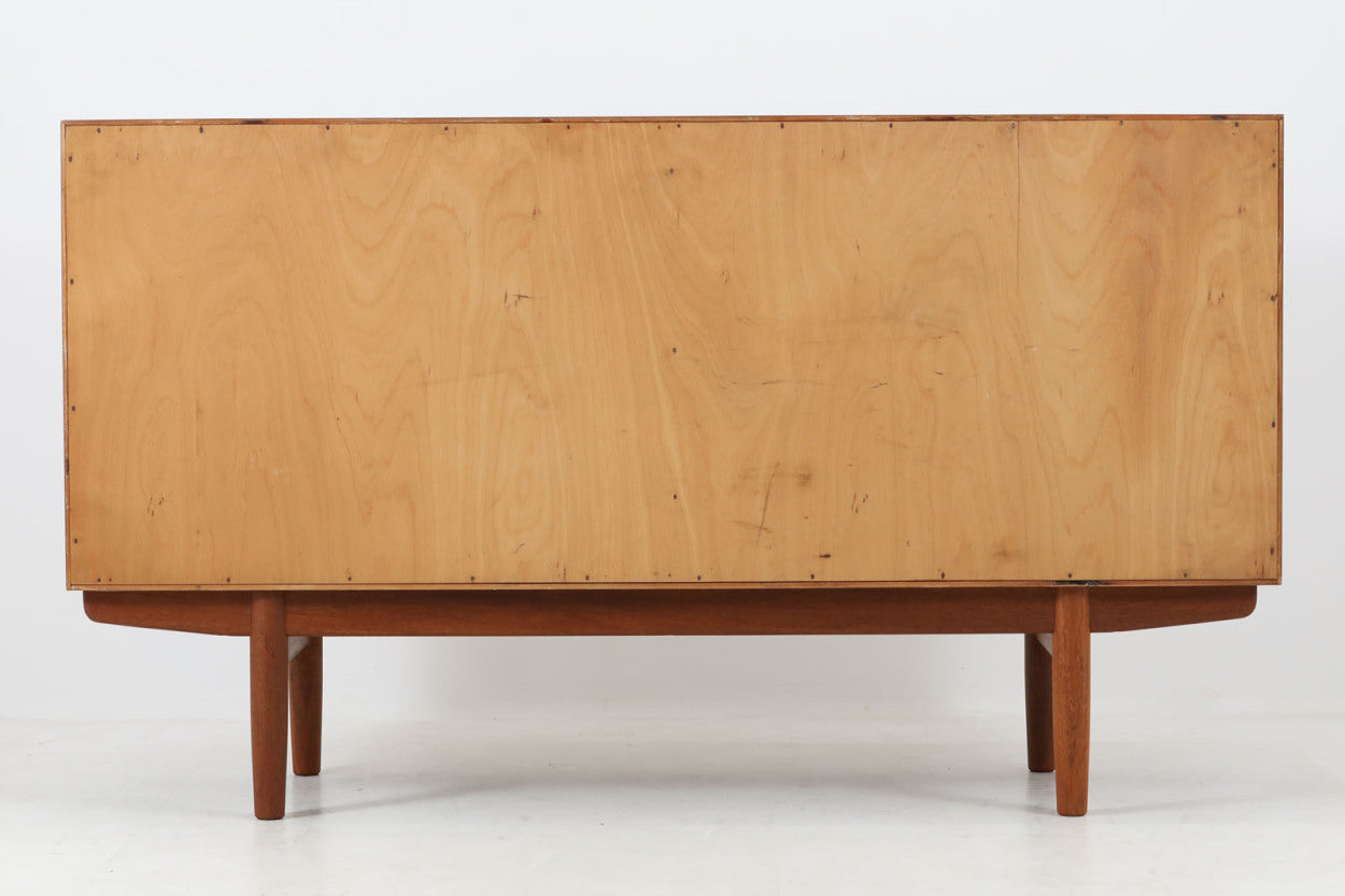 デンマークより買い付けた「Borgemogensen」デザインによるサイドボードです。デンマークの名工Soborg社によって作成された物です。現地でも中々手に入れる事が出来ないうえ、脚部がオーク材では無くチーク材が使用された希少なモデルです。飽きの来ない永くご使用いただけるシンプルなデザインです。置く場所を選ばない小ぶりなサイズ感で、使い勝手も良好です。