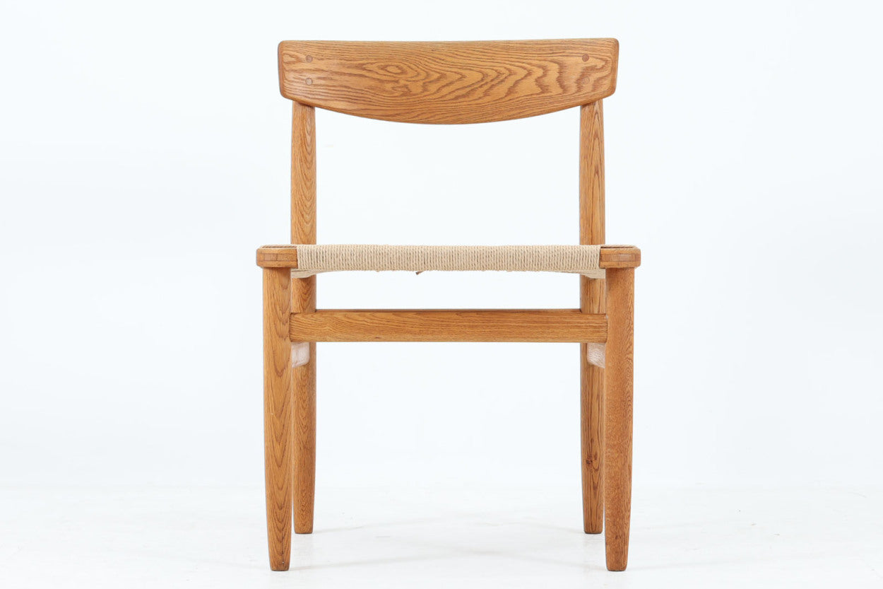 「Borgemogensen」デザインのOresundシリーズのチェアです。J39より一回り大きいサイズで、座面と脚の見せるジョイントが特徴的なデザインとなっております。モーエンセンの家具を多く作成していた「KarlAndersson」社の熟練の職人によって作成されており、確かな造りを感じさせてくれます。流通量が少なく希少なチェアです。