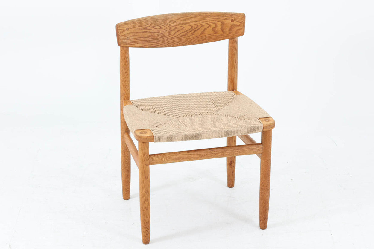 「Borgemogensen」デザインのOresundシリーズのチェアです。J39より一回り大きいサイズで、座面と脚の見せるジョイントが特徴的なデザインとなっております。モーエンセンの家具を多く作成していた「KarlAndersson」社の熟練の職人によって作成されており、確かな造りを感じさせてくれます。流通量が少なく希少なチェアです。