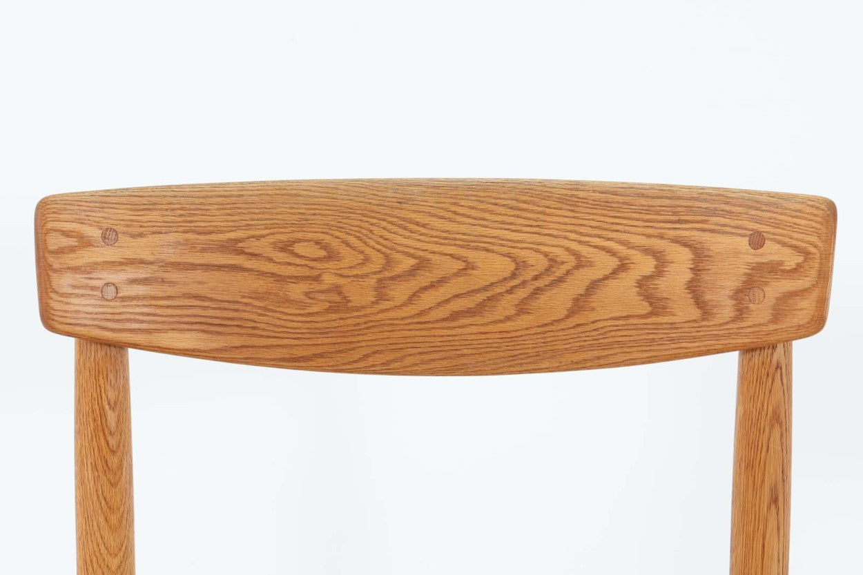 「Borgemogensen」デザインのOresundシリーズのチェアです。J39より一回り大きいサイズで、座面と脚の見せるジョイントが特徴的なデザインとなっております。モーエンセンの家具を多く作成していた「KarlAndersson」社の熟練の職人によって作成されており、確かな造りを感じさせてくれます。流通量が少なく希少なチェアです。